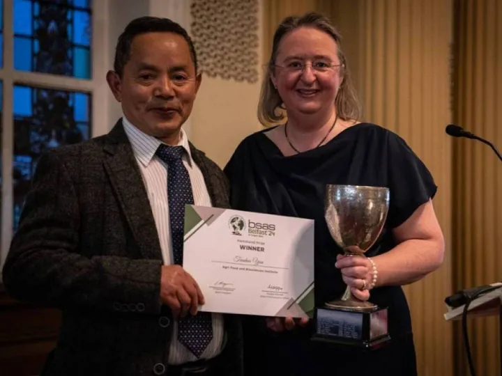 Prof Elizabeth Magowan presenting the Sir John Hammond Award to Dr Tianhai Yan