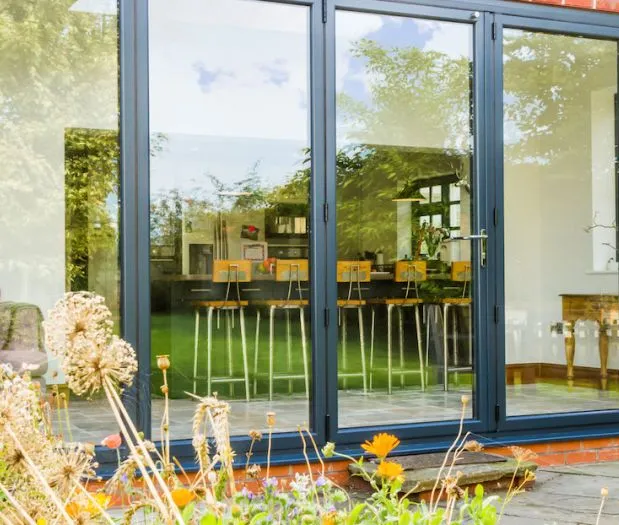 Aluminium sliding door with kitchen seats