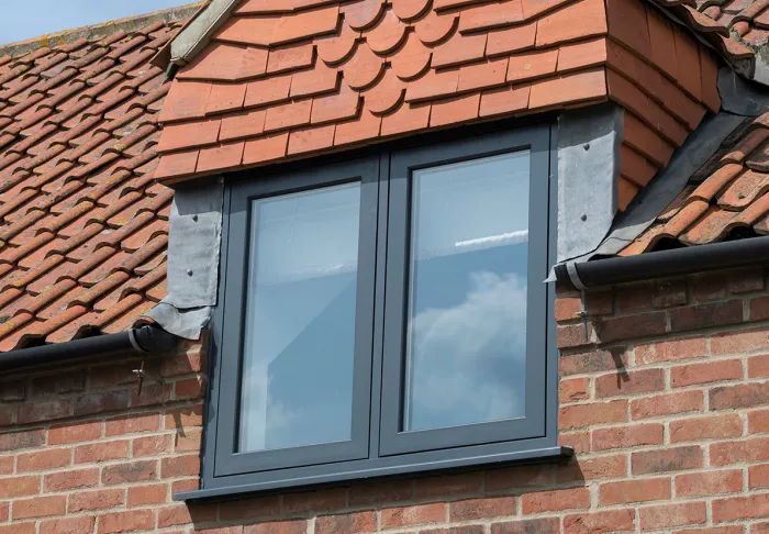 Flush casement roof window