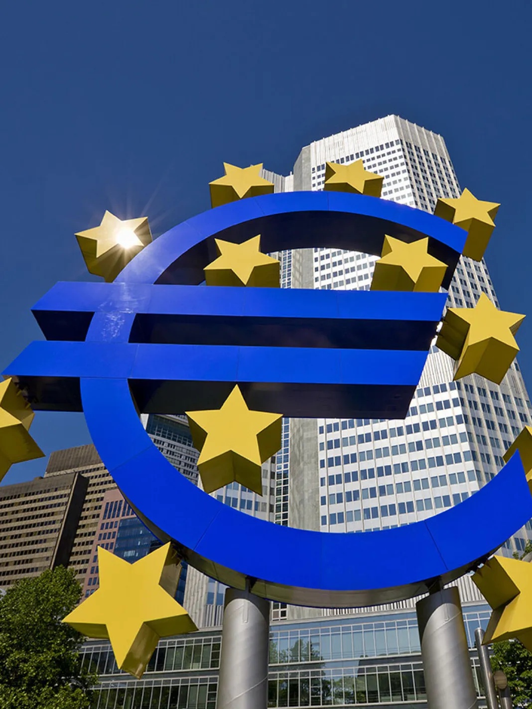 digital-euro-european-euro-symbol-statue