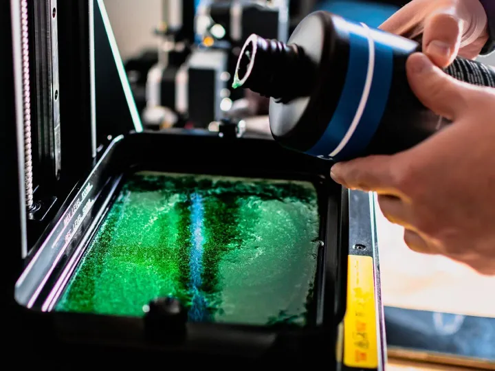 3d printer and its resin tank for filling and