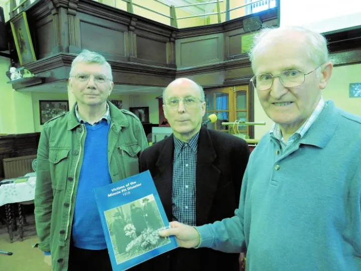 DSCN1865_Presentation of book to the Church_180126