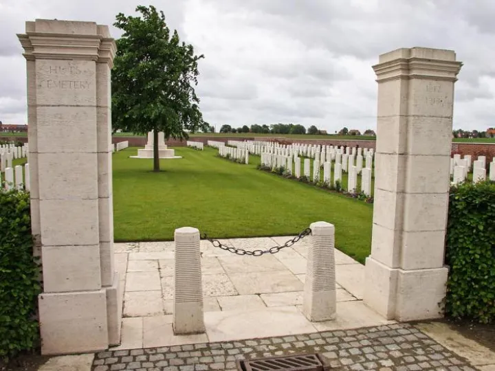 The_Huts_Cemetery-1-2