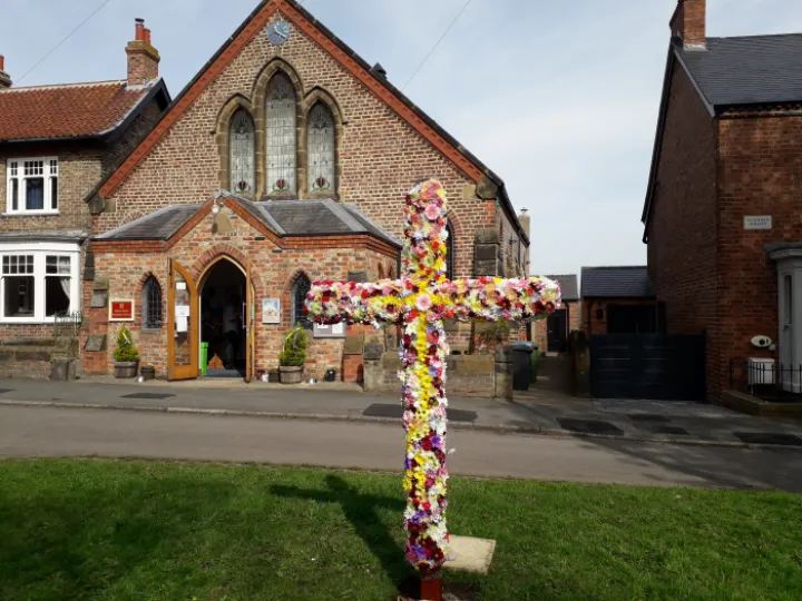 Hutton Rudby Methodist Church &ndash; flower cross