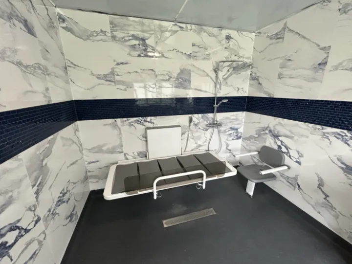 The Ropox mobile shower:changing bed is height adjustable