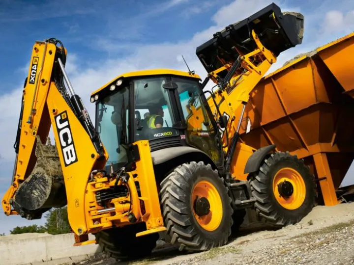 JCB 4CX loading