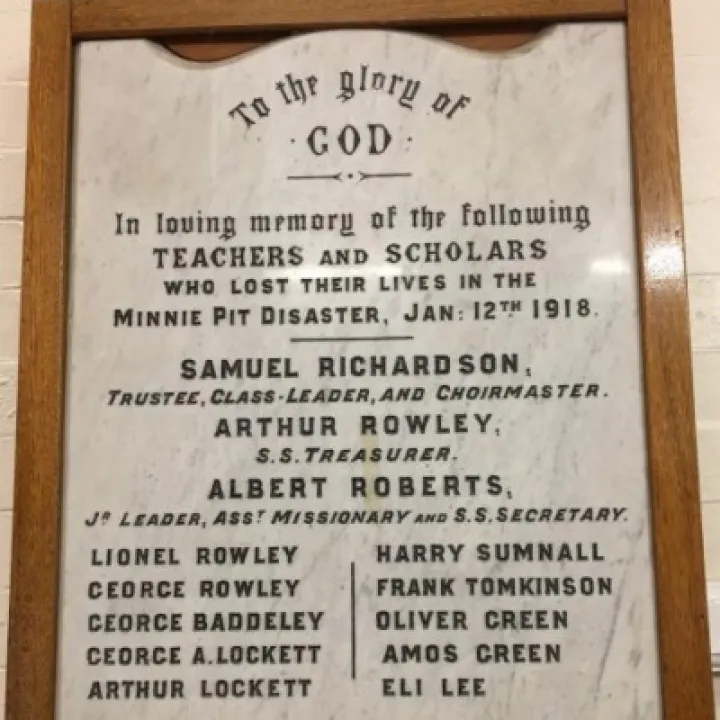 Minnie Pit plaque 1