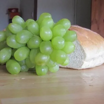 Grapes bread close