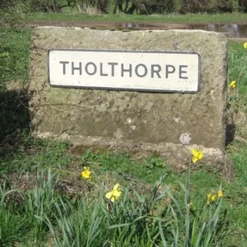 Tholthorpe rock sign