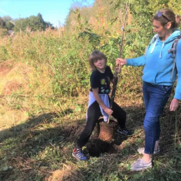 Alfie & Ali planting a tree