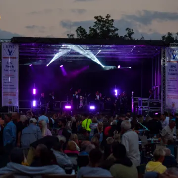 Roy G Hemmings And The Dictionary Of Soul Perform Under Moonlight