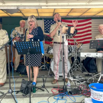 Moonlight Serenade Perform Music From Glen Miller (1)