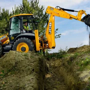 JCB 4CX digging ditch