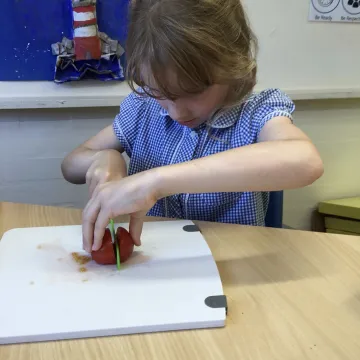 Cutting tomatoes