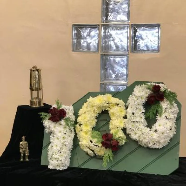 Minnie Pit Memorial Flowers 100