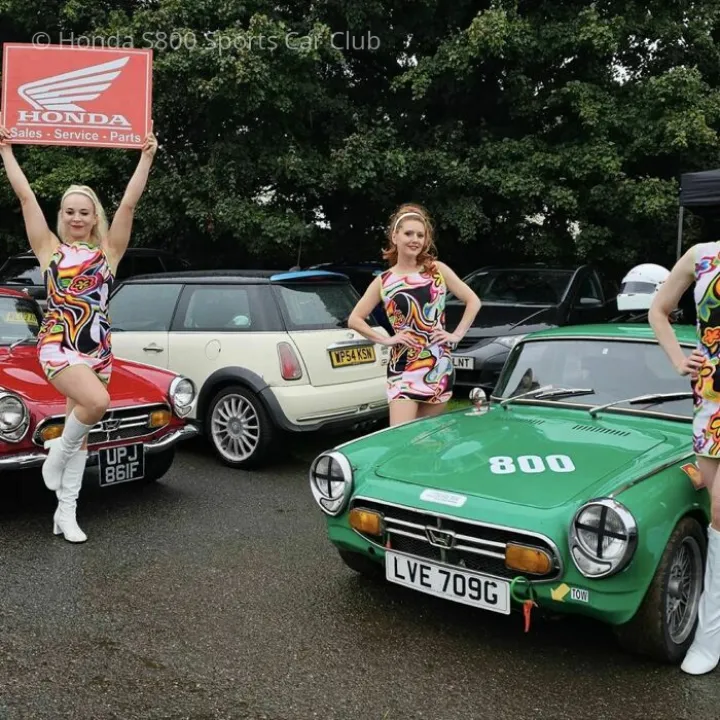 Flaming Feathers and S800 at Castle Combe