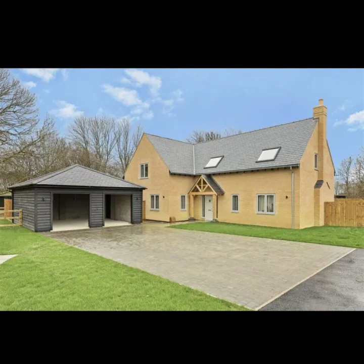 New 5 Bed On Development Cambr