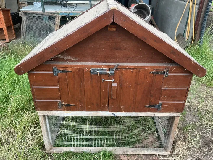 Items for sale &ndash; House and enclosed run &pound;50