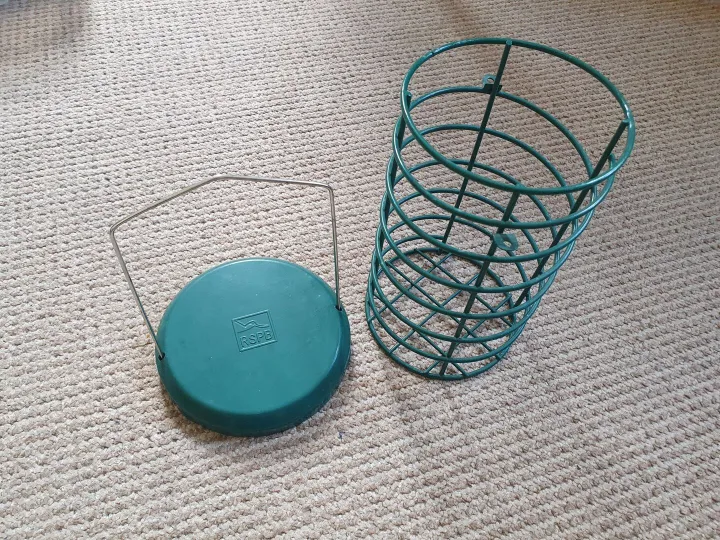 Items for sale
– RSPB bird feeder – suet balls £5