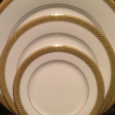 Items for sale
– 8 Place Setting Playes £20