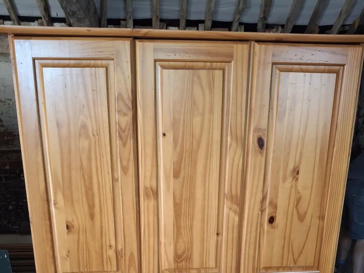 Items for sale
– Pine wardrobe 20