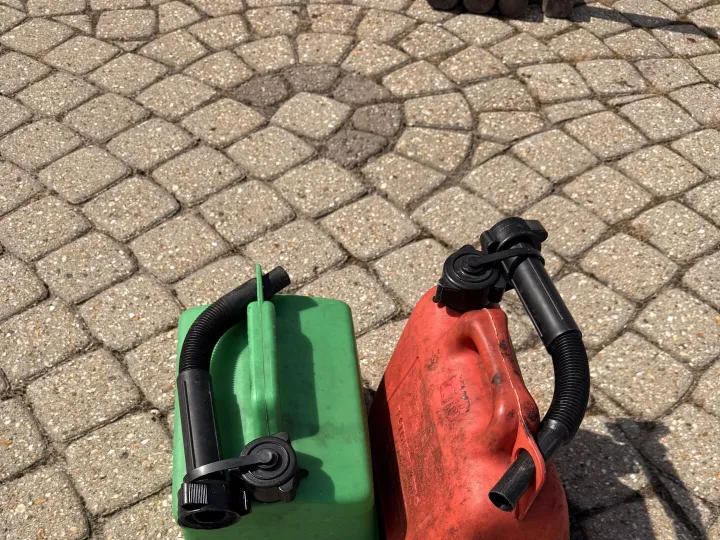 Items for sale
– 2 plastic petrol containers 5