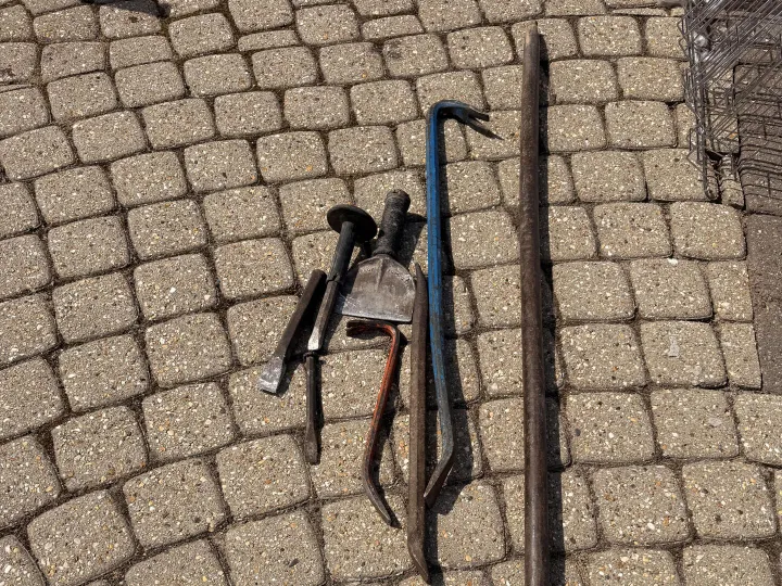 Items for sale
– Selection crowbars And heavy duty chisels £10 for all