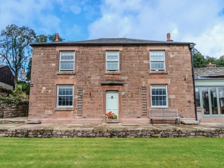Mellor Knowl Farmhouse, a Georgian stone farmhouse in Wincle in the Peak District