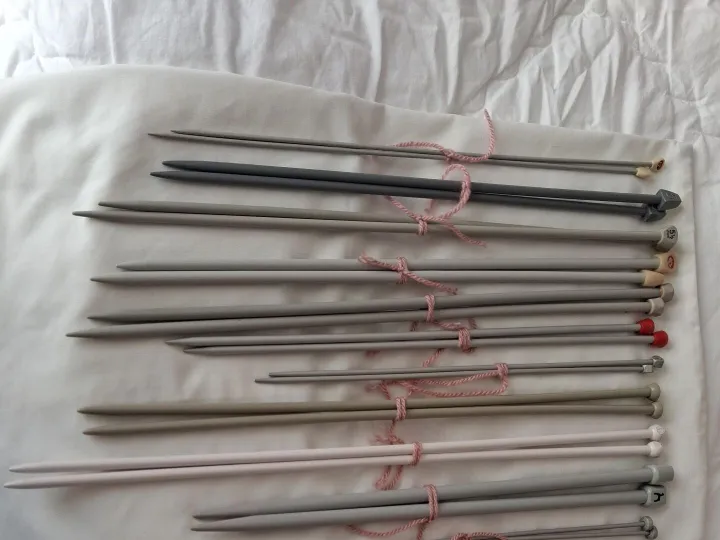 Items for sale
– 17 Pairs of Knitting Needles. £8
