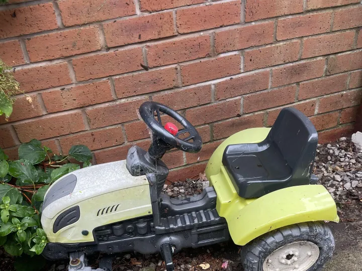 Items for sale
– Child's ride on tractor 5