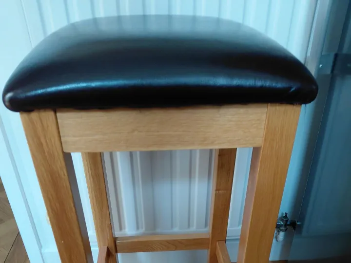 Items for sale
– Padded bar stool £15