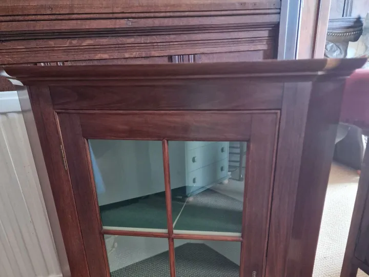Items for sale
– Glazed corner wall cupboard with key £10