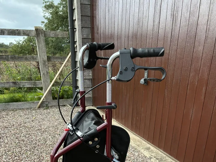 Items for sale
– 3 wheeler rollator very good condition £30.00