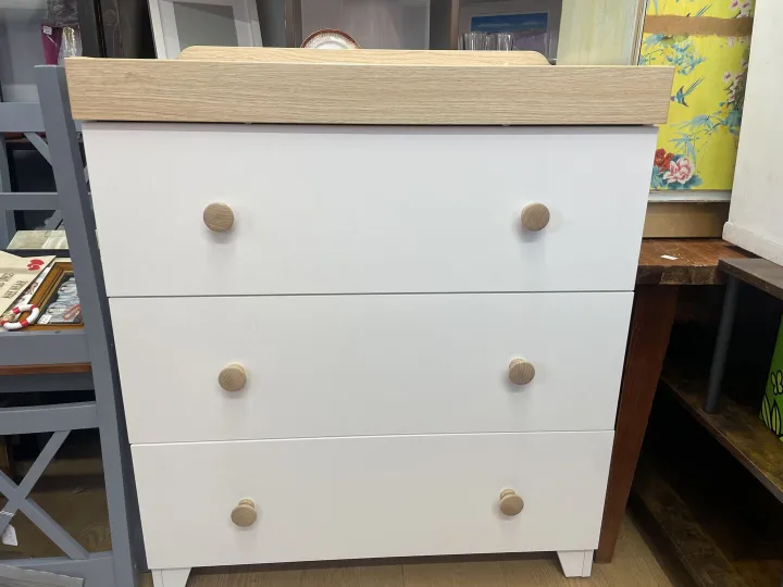Items for sale
– Chest of drawers with changing table 40