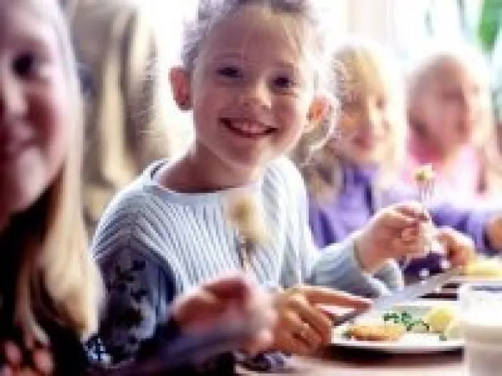 kids eating 01