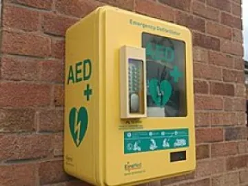 Image: 220px-Emergency_defibrillator_(3)