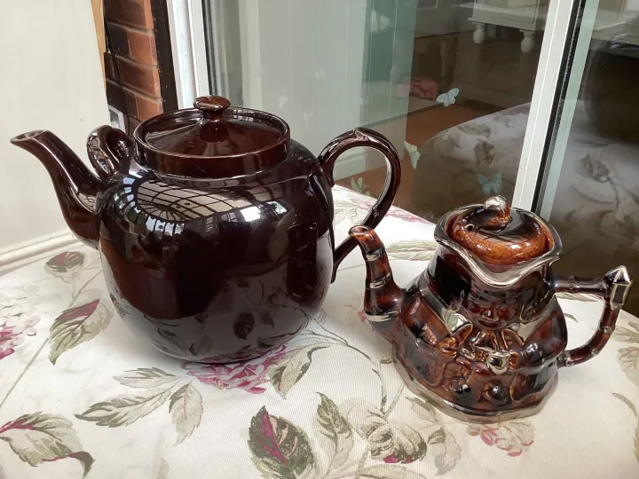 Items for sale
– 2 x Vintage teapots 60