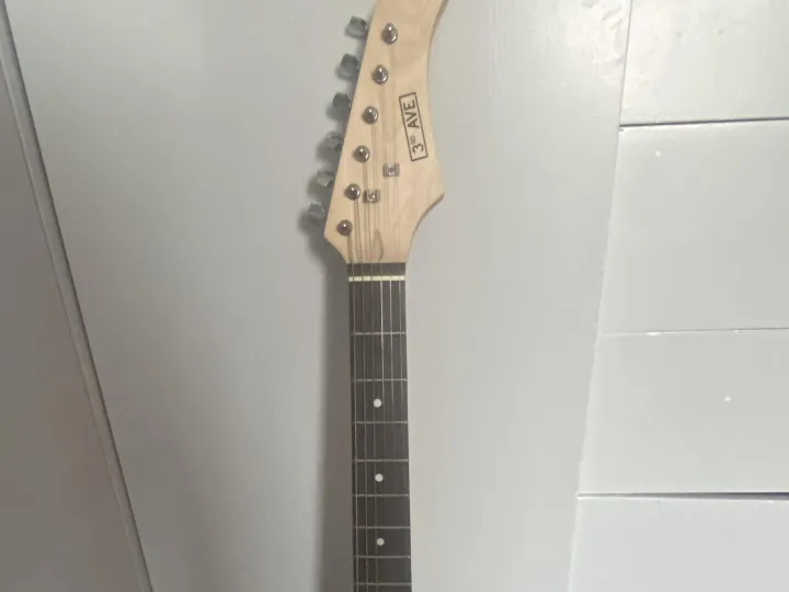 Items for sale
– Electric guitar 200