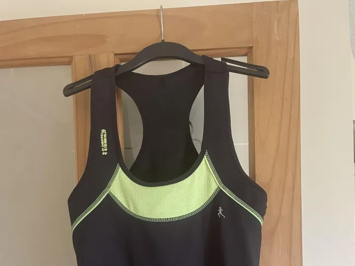 Items for sale
– Lady's sports top 6