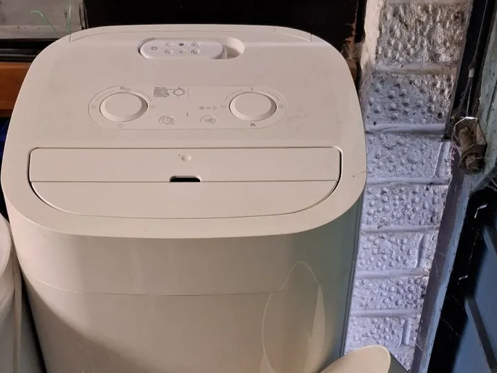 Items for sale
– Takoma Air Conditioner Unit £30