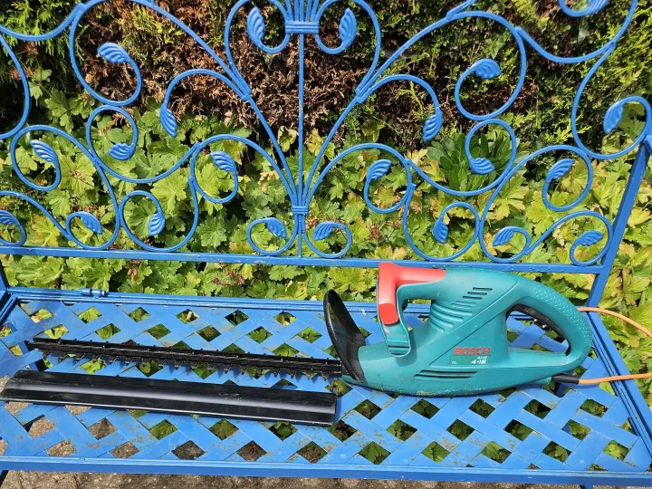 Items for sale
– Long blade Bosh hedge trimmer mains €16.00