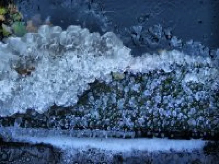 Icy canal at Audlem &ndash; December 2010