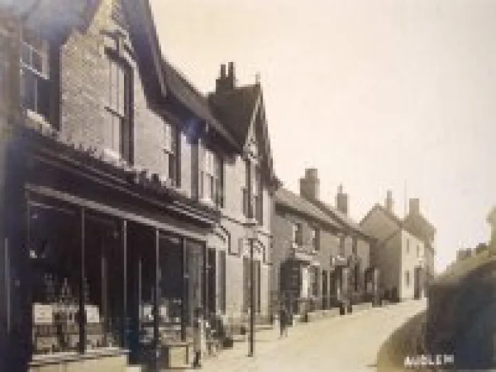Horsedrawn carriages outside the Bridge Inn