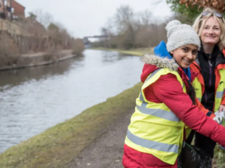 Litter-picking-along-canal1